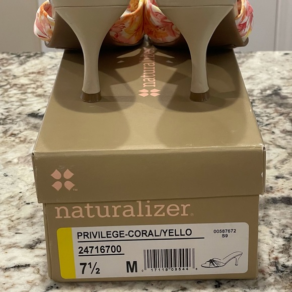 Naturalizer Floral Sandals Size: 7.5M - Picture 6 of 9